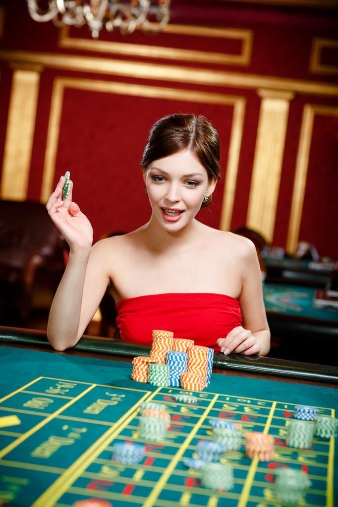 fish game Online Card Games Poker Baccarat Blackjack ကတ်ဂိမ်းများ မြန်မာ ကစားသမား ကစားနေသည့် မြင်ကွင်း